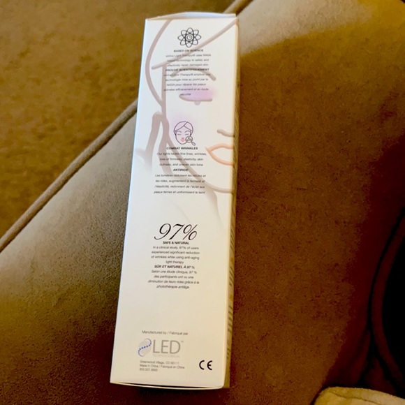 ReVive light therapy skin treatment tool - Picture 3 of 4